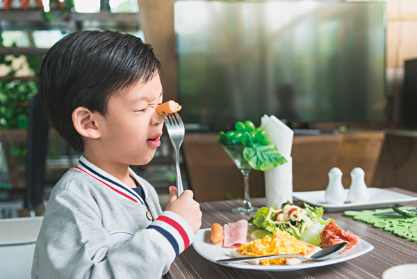 要小孩吃飯，別騙他「再一口就好」！這樣恐影響孩子錯誤觀念與習慣