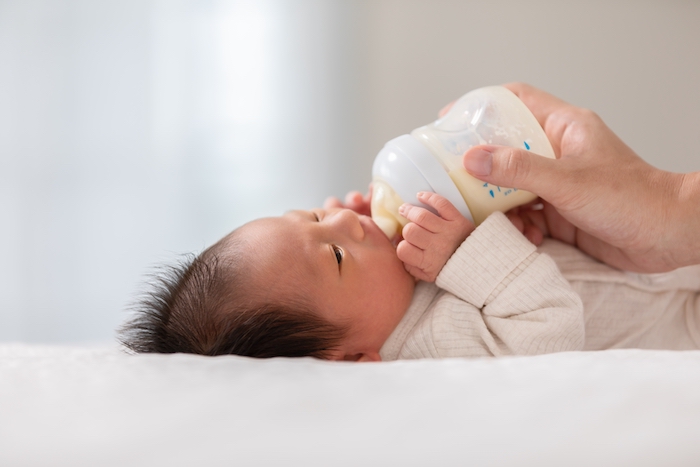 嬰兒照顧｜餵奶｜親餵｜瓶餵｜拍嗝｜溢奶