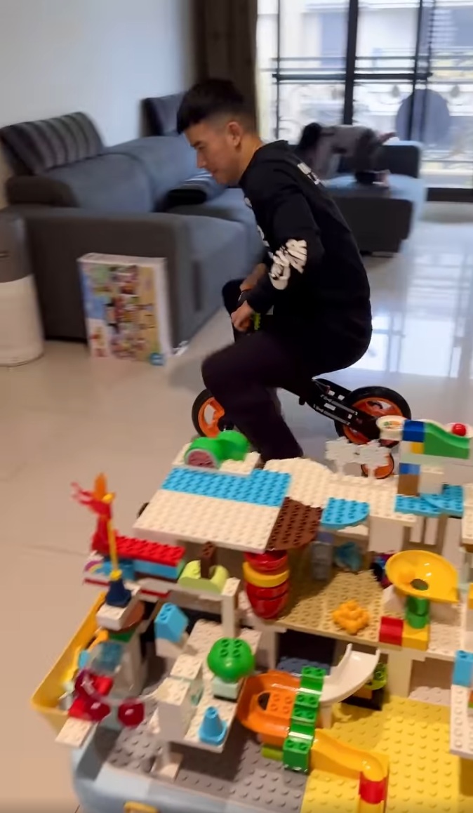 JR|紀言愷|女兒|名人|名人育兒|遊戲|下雨天|積木|闖關遊戲|親子時光