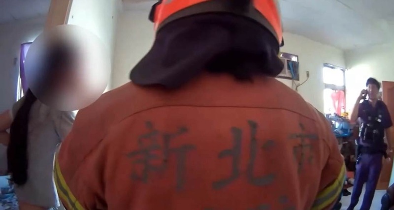 幼童|包尿布|孩童|攀爬|鐵窗|爬高高|危險|家中危機|媽媽|全職媽媽|累